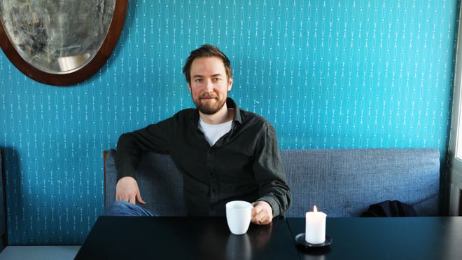 Inspirert av sin egen arbeidshverdag - Nå gir han ut krimroman
