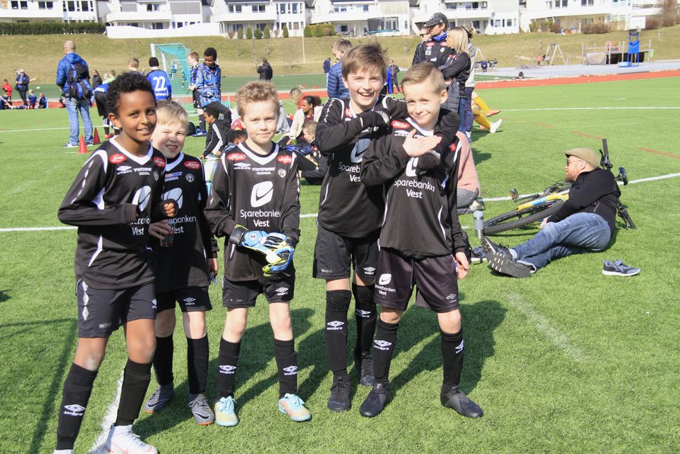 NØGDE: – Det er sol og kjempebra vêr, me får til og med lov å spela med shorts og t-skjorte, fortel ein veldig glad gjeng.