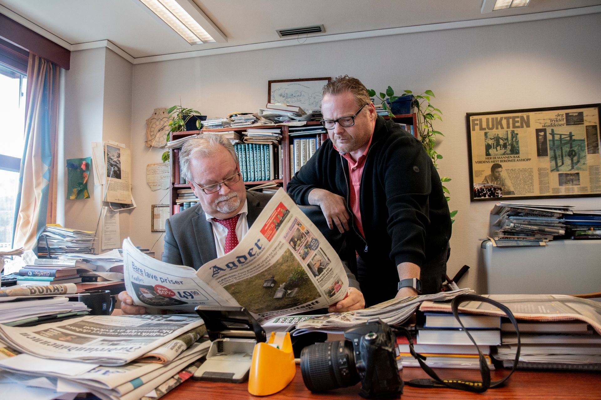 Kristen Munksgaard og journalist Erik Thime (t.h.) i avisen Agder Flekkefjords Tidende på sitt kontor i Flekkefjord.