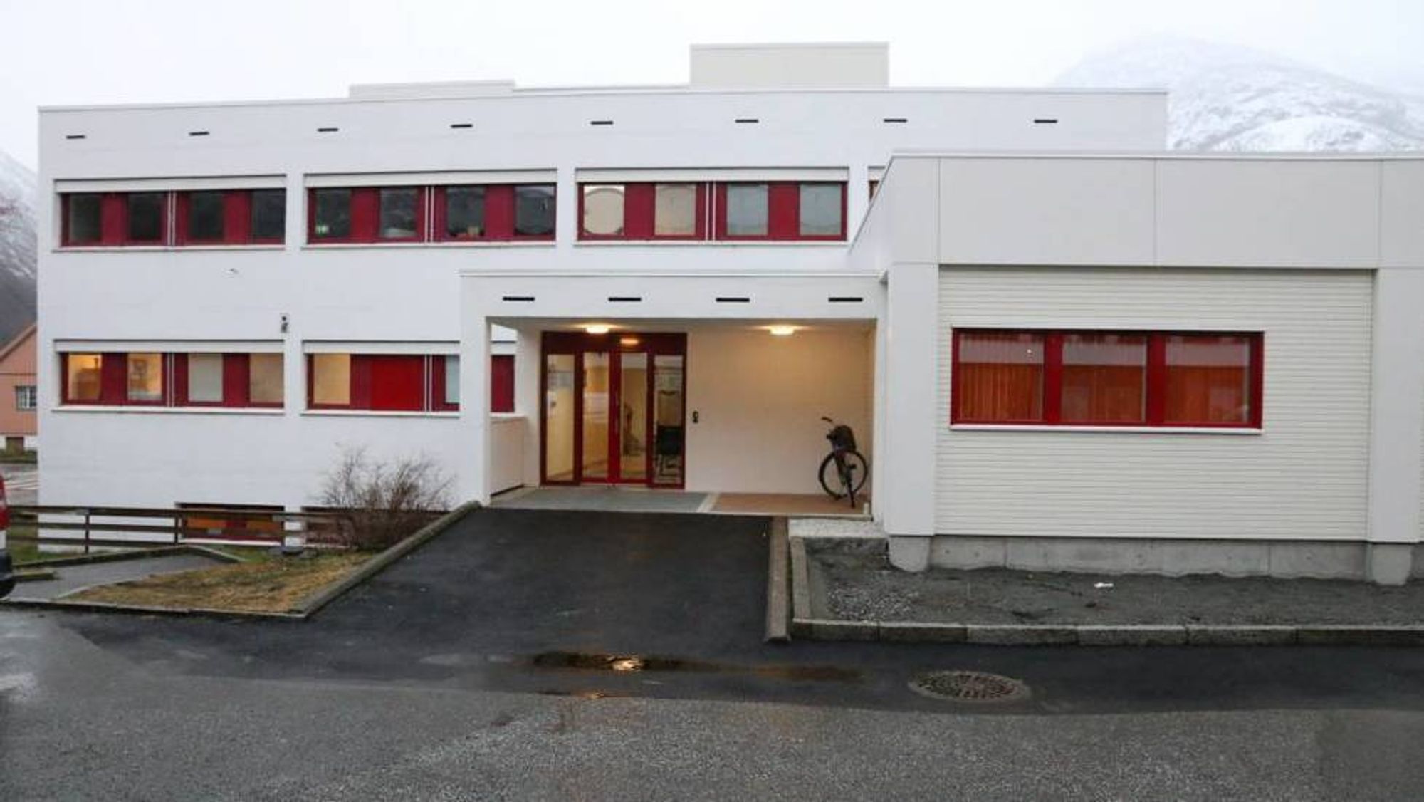 KONTROLL: Smittesporingsarbeidet i Årdal er ferdig, og situasjonen er under kontroll