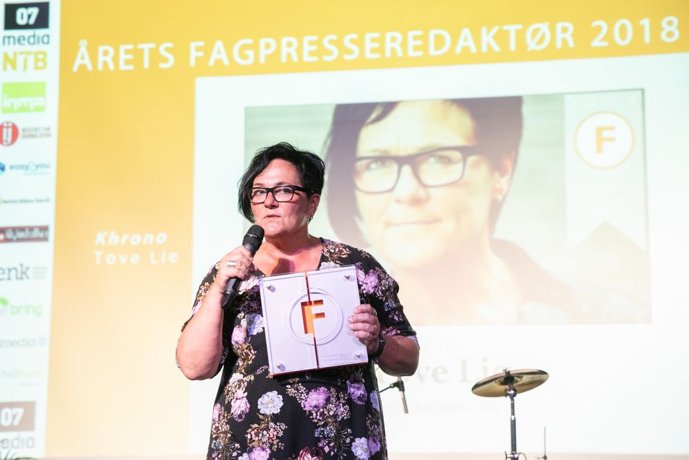 Redaktør Tove Lie i Khrono. Her fra da hun ble kåret til «Årets fagpresseredaktør» i 2018.