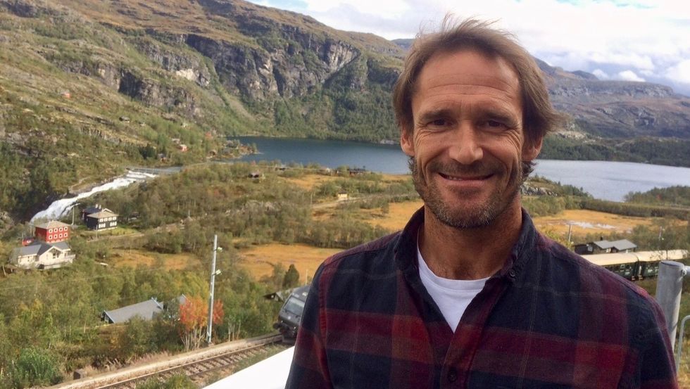 STORT SMIL: Vatnahalsen ligg idyllisk til ved enden av Flåmsbana. No håpar dei satsing på opplevingar skal gje ein jamn straum av gjester heile året. Petter Andresen tok nyleg over som dagleg leiar medan hotellet leitar etter nokon som kan driva det på permanent basis framover.