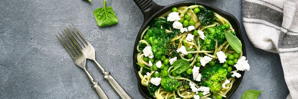Denne lekre pastaretten smaker perfekt i vårsolen