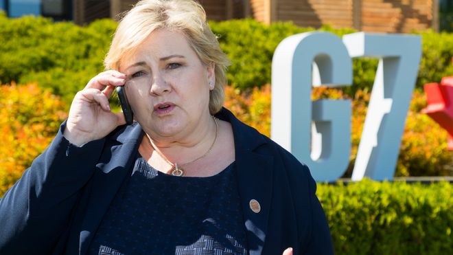 Arkivfoto av statsminister Erna Solberg (H) i en telefonsamtale i fjor høst.