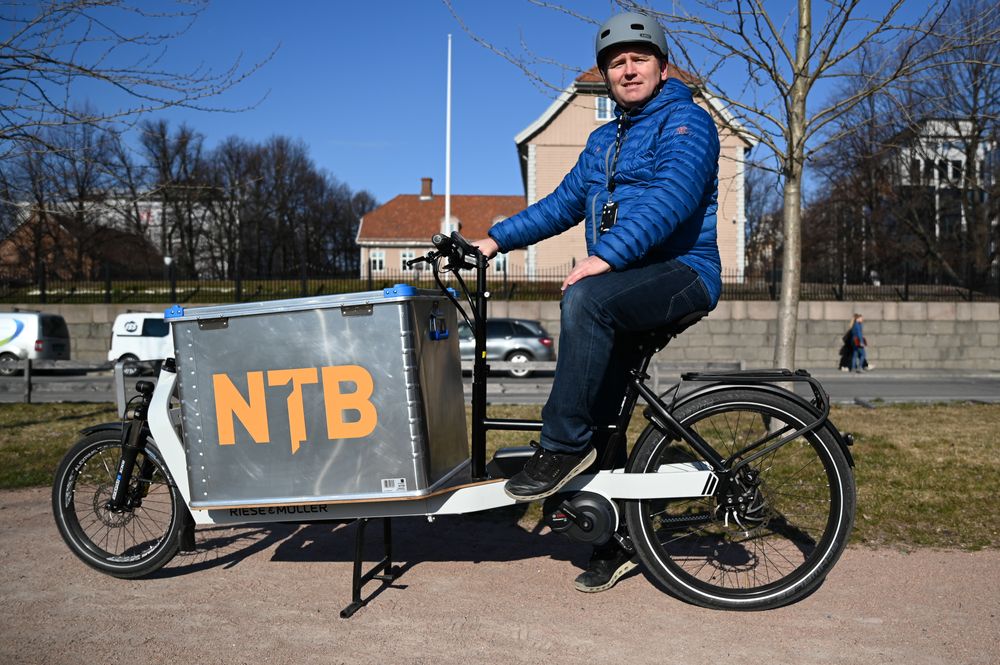 Erik Johansen i NTB. Her like før han legg avgårde til Stortinget ein fin vårdag i april.