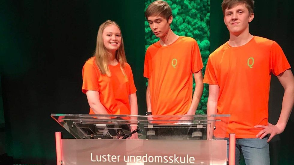 KLASSEQUIZ: Tora Bjørhusdal, Vebjørn Elvekrok, og Johannes Erlend Viken Oppedal på plass i studio på Marienlyst før den store Klassequizen.