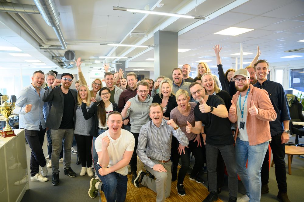 Ansatte i NENT Group jubler for vintersportsrettighetene.
