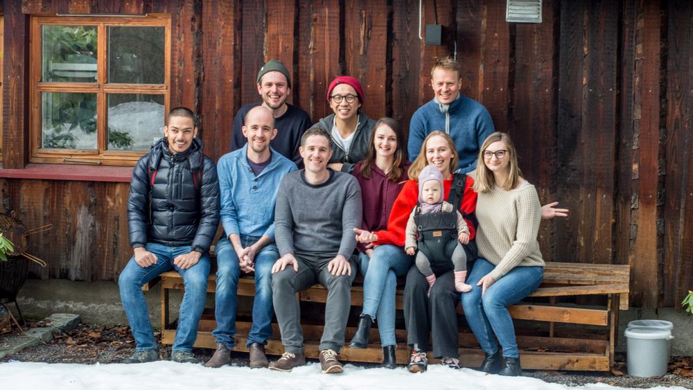 Ni av de 12 Spiff-ansatte: Carl-Nicolai Wessmann, Hieu Tran, Håvard Andersen. Nederst fra venstre: Safal Kumar Ghimire, Audun Kjelstrup, Michael Pangopoulos, Tanya Hirst, Iben Andrea Syvertsen med babyen Ruth Syvertsen på fangen og til sist; Diana Nechita.