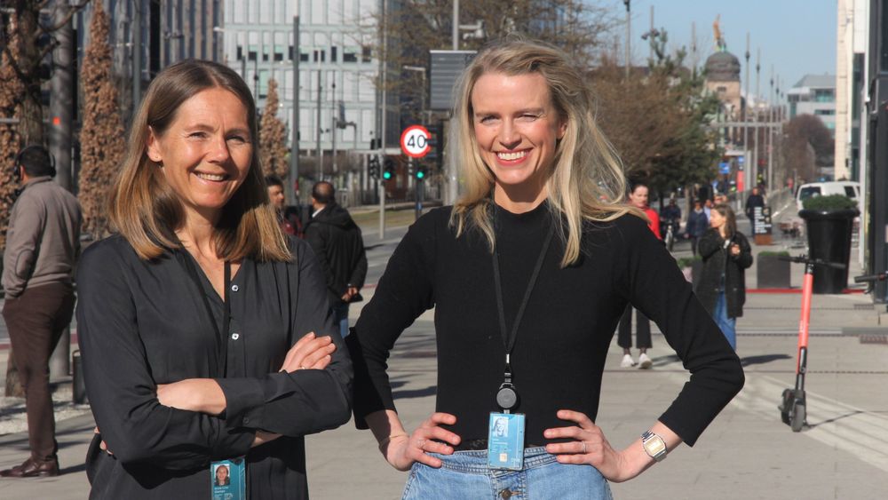Datascientist Anne Line Stampe og prosjektleder for utdanningsløpet Iselin Sommereng utenfor Dnb-bygget i Barcode.
