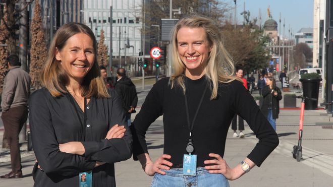 Datascientist Anne Line Stampe og prosjektleder Iselin Sommereng utenfor Dnb-bygget i Barcode.