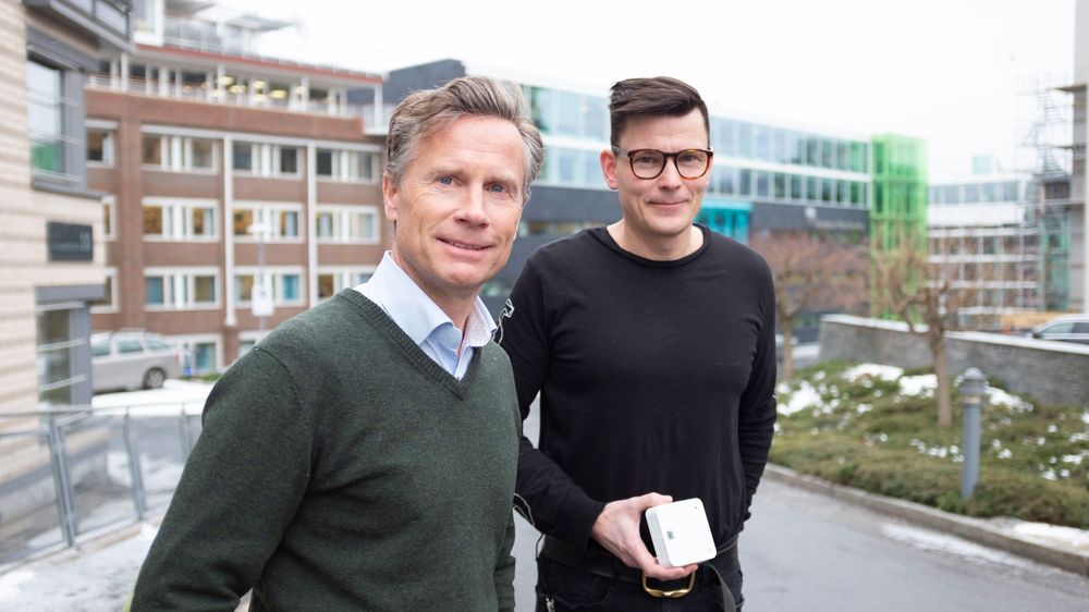 Den norske selskapet har utviklet en egen protokoll for kommunikasjon, og kan levere et unikt smarthus-produkt. Fra venstre: Markedssjef Espen Schrøder og sivilingeniør og konstruktør Jon Øyvind Stenerud i Sfty, her utenfor Sftys kontor på Lysaker.