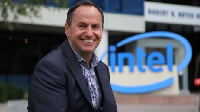 Bob Swan foran Intel-logoen.
