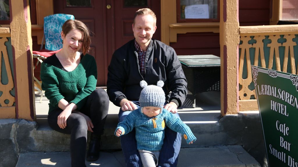 FAMILIE: Johannes driv hotellet saman med kona Elin Fortun Partenyi, som er medeigar, her med sonen Olai. Dei har og døtrene Leah og Marie.