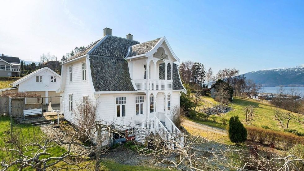 FJORD OG FJELL: Eigedommen har flott utsikt til Sognefjorden.