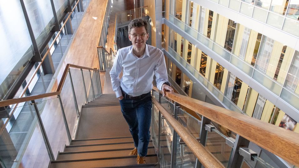 Petter-Børre Furberg er ny leder i Telenor Norge. Den samfunnsengasjerte lederen er stolt av å ha vært med på å bidra til demokratiutviklingen i Myanmar ved å bygge mobilnett. Han skryter av organisasjonen han tar over og ønsker å være en tydelig og lyttende leder.
