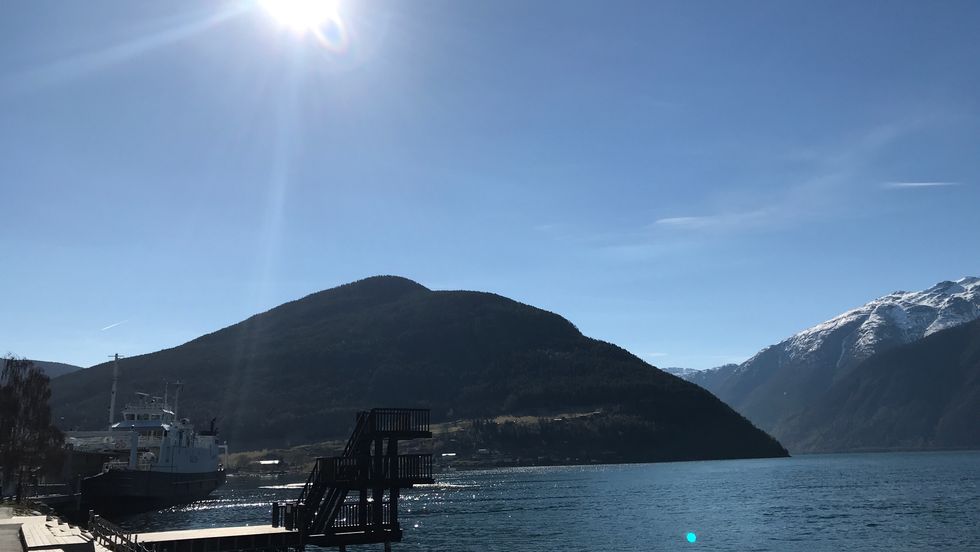 STEIKANDE SOL: Måndagen var varm, tysdagen kan bli enno varmare. Her frå kaia på Kaupanger i 11-tida.