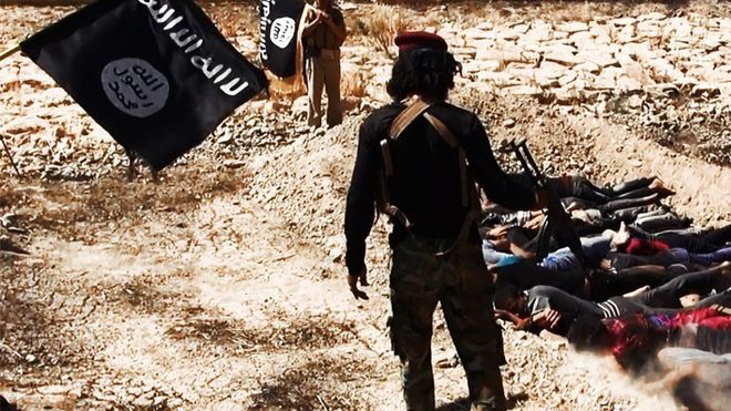 IS-tilknyttet voldsmann som angivelig henretter medlemmer av irakisk sikkerhetsstyrke. Bildet ble publisert i 2014 av det jihadistiske nettstedet Welayat Salahuddin.