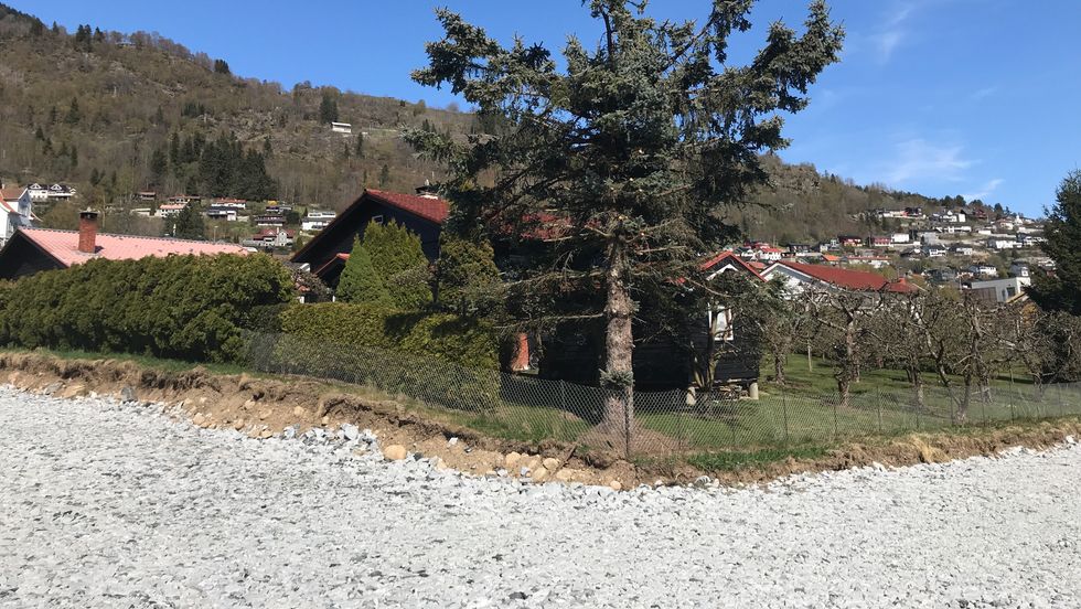 TETT PÅ: Vegen til den nye barnehagen i Sogndal kjem tett på tomta til Ragnhild og Oddvar Foss. No fryktar dei ny plan vil føra til enno meir utbygging i området.
