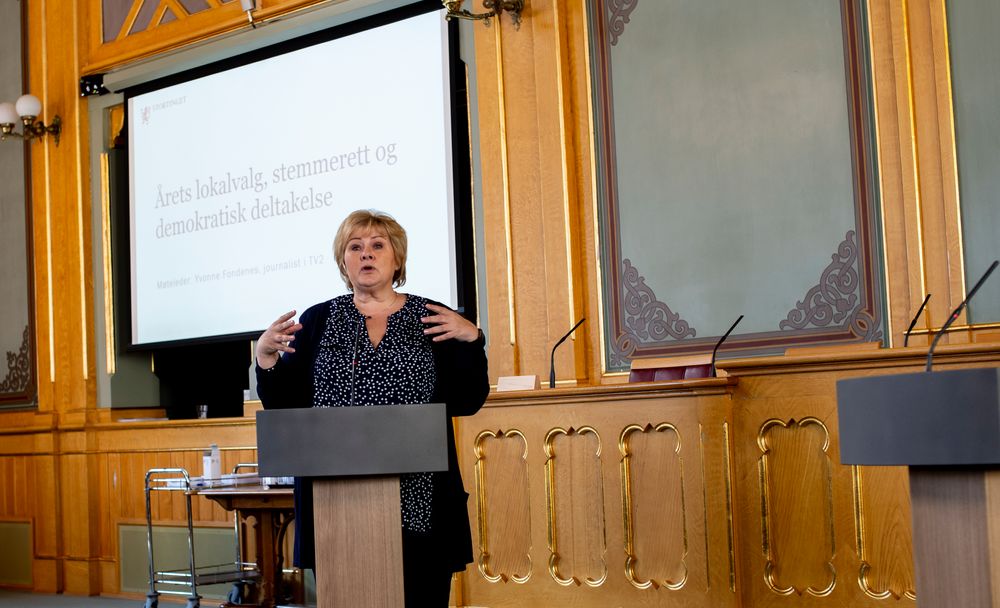 Erna Solberg grilles av Fredrik Solvang