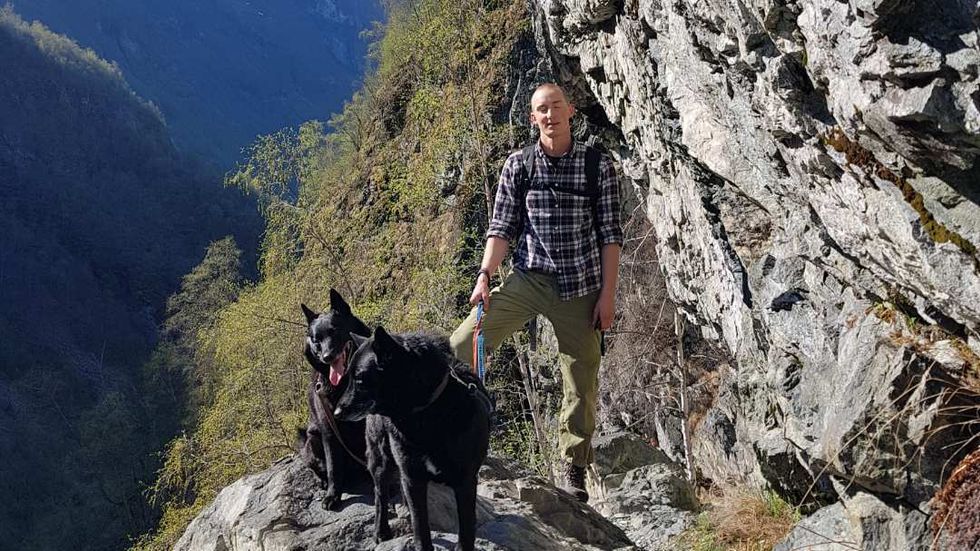 SPENT: Johannes Pøhner Skahjem (23) gler seg over å ha starta i den nye jobben som prosjektleiar for Utladalen Naturhus. Her med fotografen sine hundar, Jerv og Joker.
