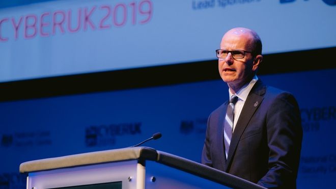 Jeremy Fleming under CYBERBRUK 2019-konferansen i april 2019.