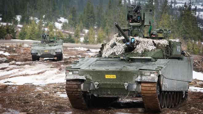 Hæren demonstrerte de nye CV90-panservognene med skarpskyting på Rena