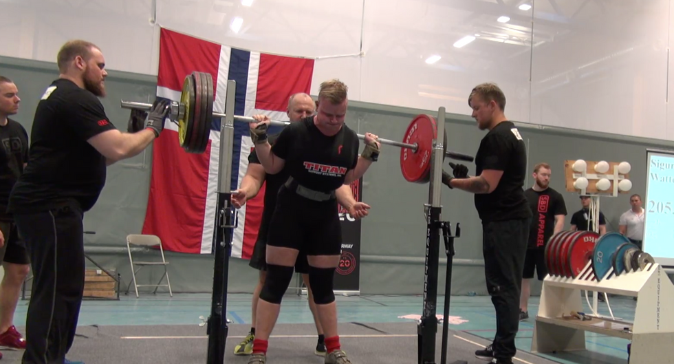 KNEBØY: Det fyrste løftet var på 205 kilo, og enda på heile 227,5 kilo.