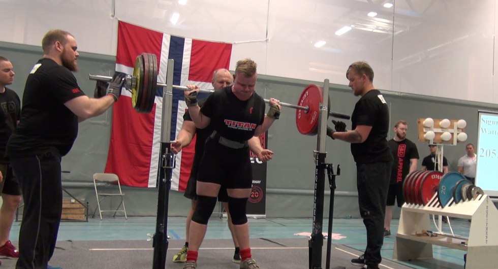 KNEBØY: Det fyrste løftet var på 205 kilo, og enda på heile 227,5 kilo.