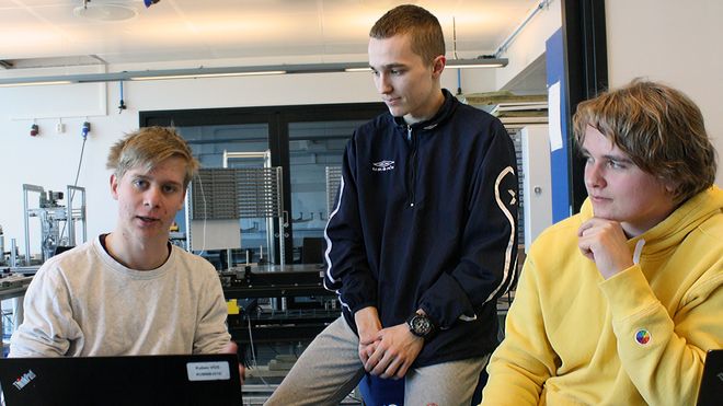 Herman Green Dahle (t.v), Djordje Veljkovic og Henrik Vevatnet holder på å programmere en drone.