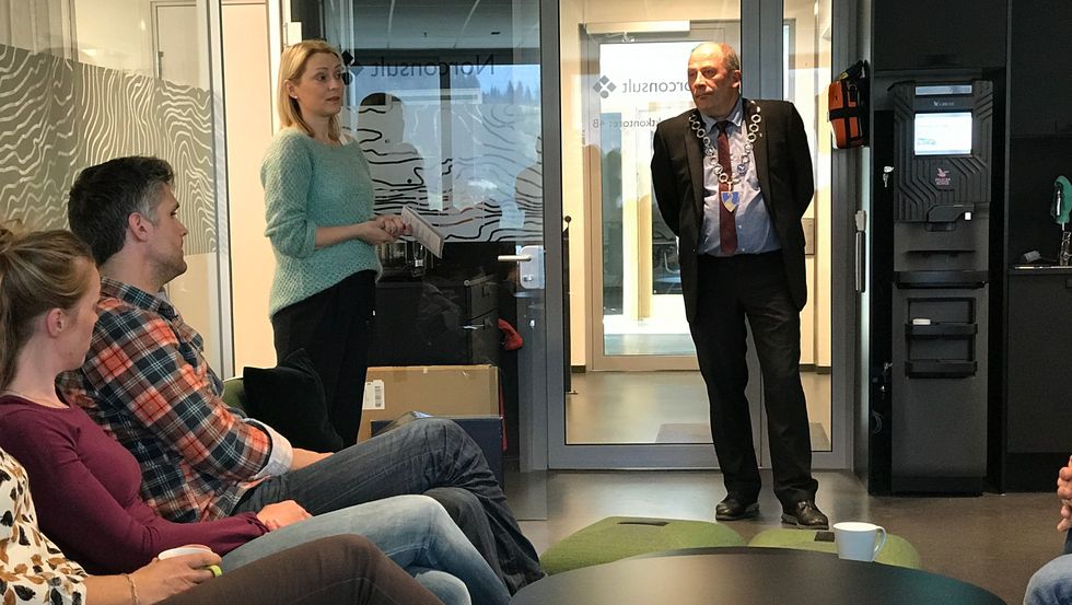 FEIRA SEG SJØLVE: Kontorleiar Tone Myklebust Kvåle i Norconsult held tale, medan ordførar Jarle Aarvoll i Sogndal høyrer på.