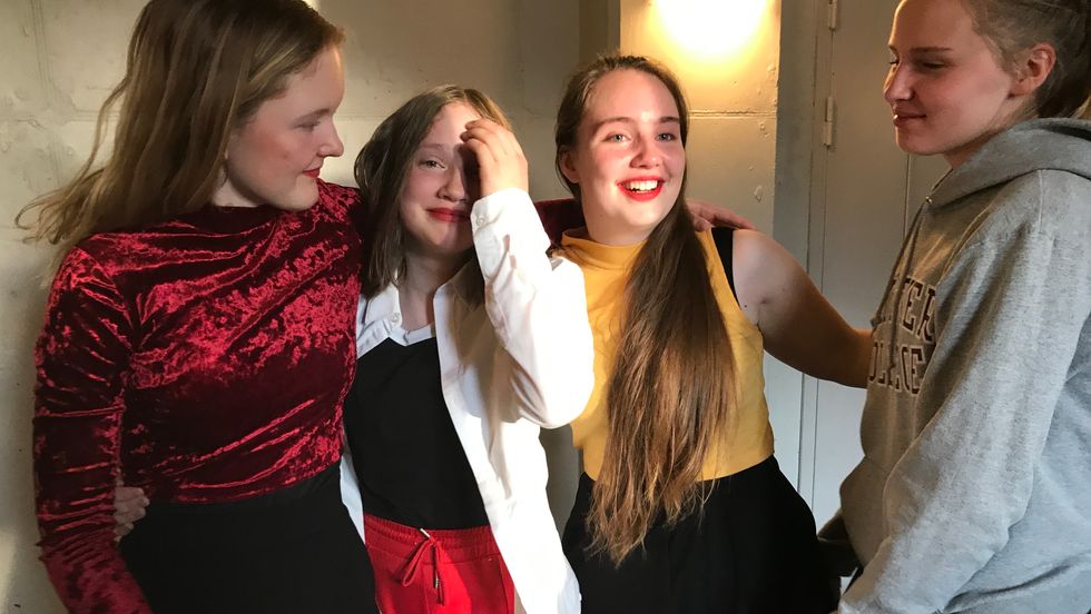 TRIST AVSKJED: For to av Dans utan grenser-instruktørane vart tysdagens danseframsyning i Sogndal den siste. Etterpå var det sterke kjensler i sving bak scena. Frå venstre: Louise Tveito, Inga Binningsbø, Gunn Margit Rauboti og Kari Eggum Talleraas.