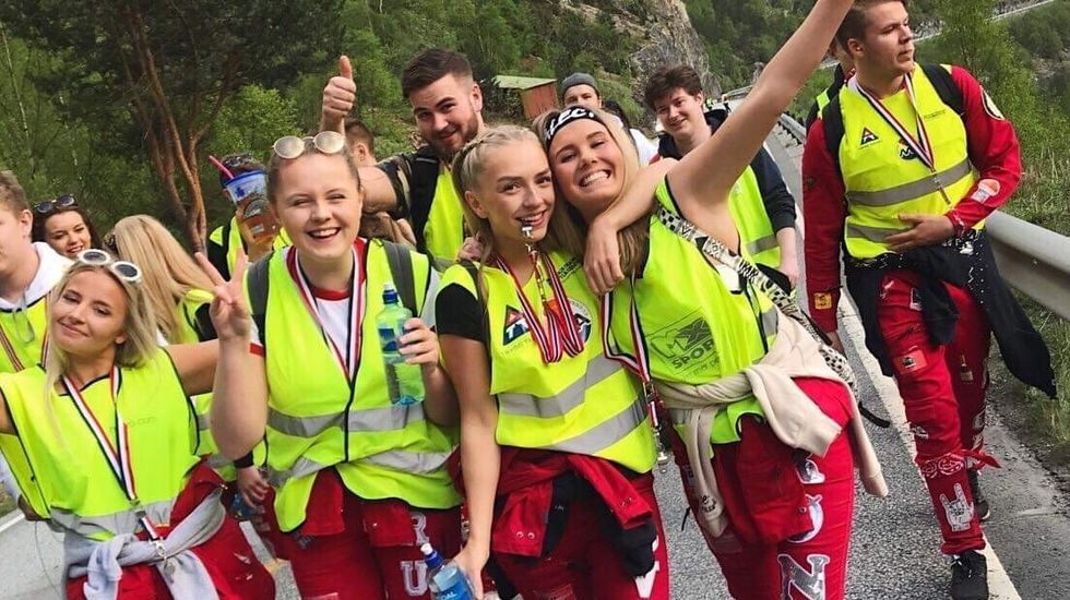 TRADISJONEN TRU: Marsjen mellom Øvre Årdal og Årdalstangen er fast tradisjon for russen i kommunen.