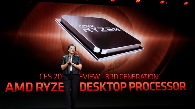 AMD-sjef Lisa Su på scenen under CES-messen i Las Vegas i januar 2019. I bakgrunnen vises et bilde av AMD Ryzen-prosessoren.