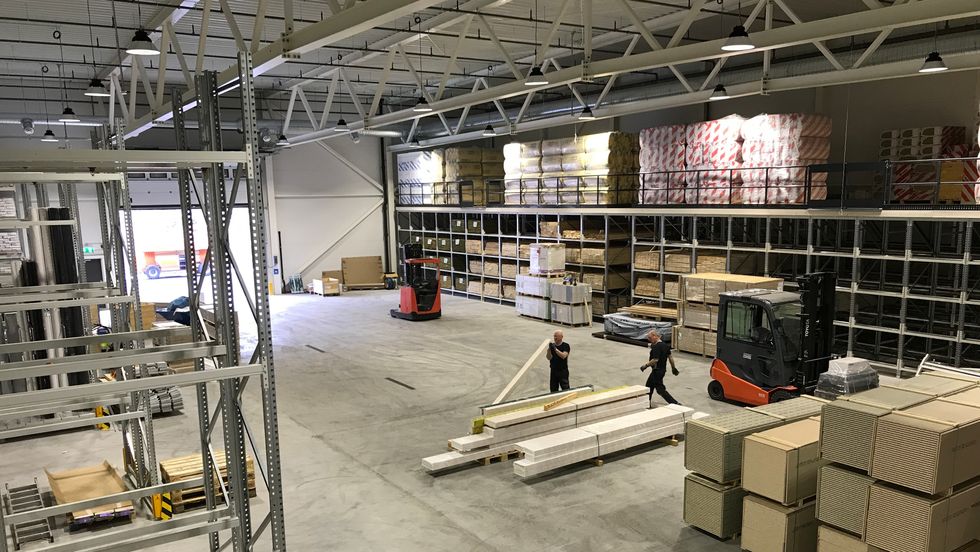 STORE DIMENSJONAR: Lageret til Montér på Kaupanger er konstruert for at folk skal køyra inn med bilane og lossa av og på byggevarer under tak.