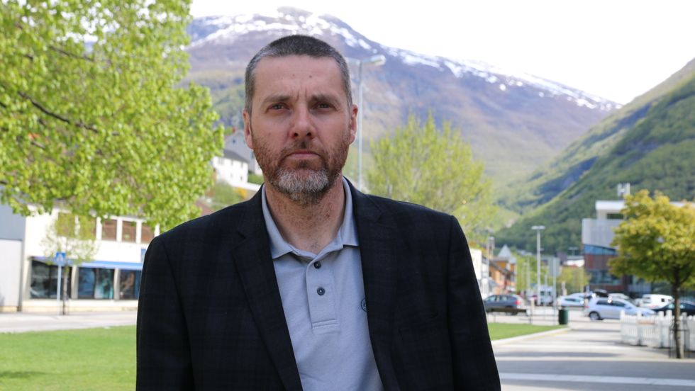 GIR SEG: Kurt Inge Jevnaker gir seg etter fire år i kommunestyret i Årdal. Årsaka er at det vart for tungt å driva politikk i eit lite parti i eit kommunestyre med to store parti som Ap og Sp.