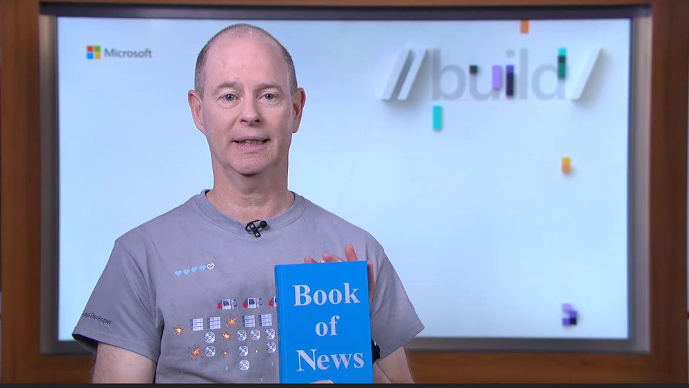 Microsofts kommunikasjonsdirektør, Frank X. Shaw, med boken med de fleste av nyhetene som selskapets skal presentere under årets Build-konferanse.