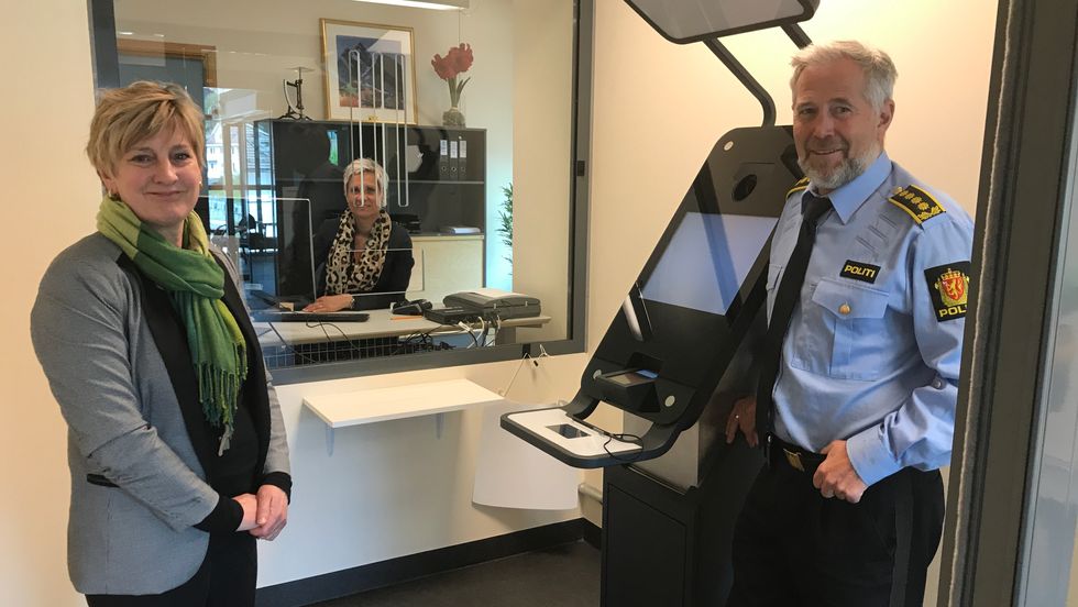 FØRSTE DAG: Det nye passkontoret i Sogndal har allereie vore i bruk ei kort stund, men vart offisielt opna måndag. Frå venstre: Konsulent og superbrukar pass i fylket Kjellaug Stenslid, seniorkonsulent Jorunn Sjøthun og einingsleiar Arne Johannessen.