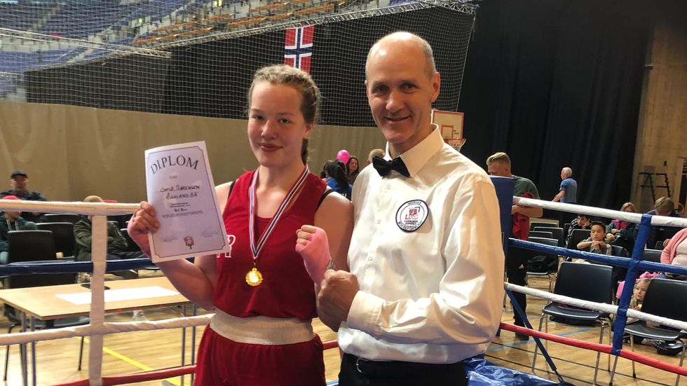 SIGRA: Sofia Stigen Sørensen frå Aurland vart sundag noregsmeistar i boksing for dei under 15 år.