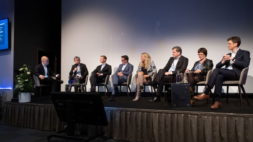 Helt til høyre sitter Telenor Norge-sjef Petter-Børre Furberg i debattpanelet under Inside Telecom-konferansen i Strømstad. Fra venstre: Inside Telecom-redaktør Varog Kervarec, statssekretær Paul Chaffey, myndighetskontakt Øyvind Husby i Telia, Broadnet-sjef Martin Lippert, konserndirektør for tele i Lyse, Toril Nag, Eidsiva bredbånd-sjef Trond Skjellerud og KS' Anne Mette Dørum.