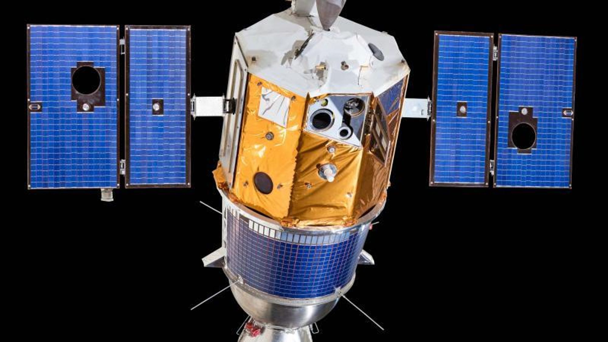 Satellitten Clementine var usedvanlig dårlig konstruert rent programvaremessig. Alle visste at den var full av feil, og det endte da også med at NASA mistet satellitten. Man var altfor opptatt av å holde tidsplanen, og unnlot helt å implementere sentrale sikkerhetsprosedyrer i koden.
