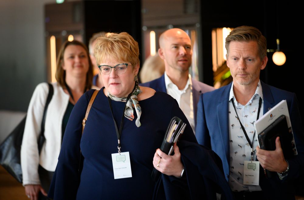 Kulturminister Trine Skei Grande (V) og mediepolitisk talsmann Tage Pettersen (H). I bakgrunnen: NJ-leder Hege Iren Frantzen og kommunikasjonssjef Marius Bakke i Kulturdepartementet.