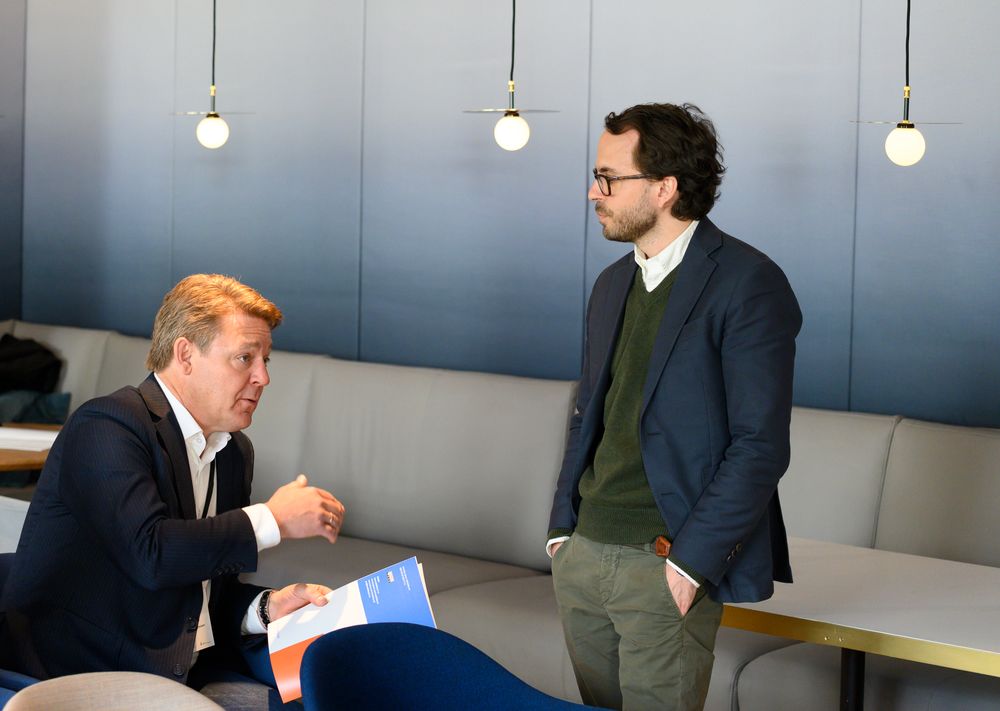 P4-sjef Kenneth Andresen og styreleder Aslak Sommerfelt Skretting i Norsk Lokalradioforbund under framleggingen av Medietilsynets rapport om lokalradio.