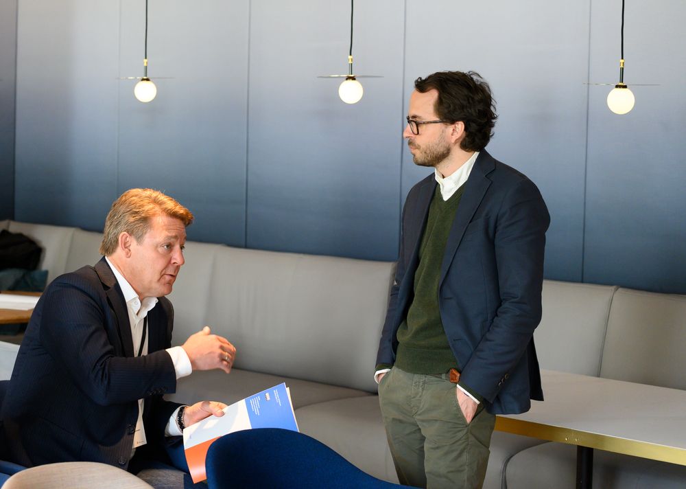 P4-sjef Kenneth Andresen og styreleder Aslak Sommerfelt Skretting i Norsk Lokalradioforbund under framleggingen av Medietilsynets rapport om lokalradio.