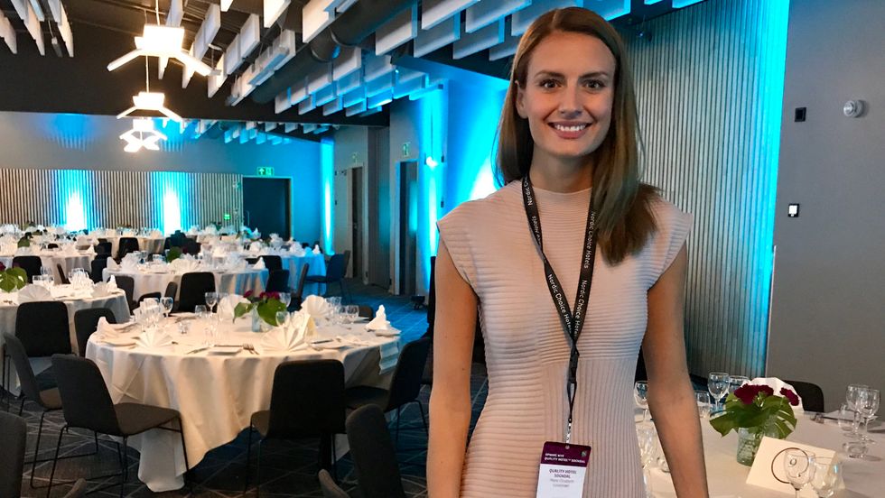 KLEDD TIL FEST: Marie Elisabeth Lindstrøm er trygg på at både hotellet og bygda vil tena på satsinga til hotellet. Ho er stolt over kva faren har fått til.