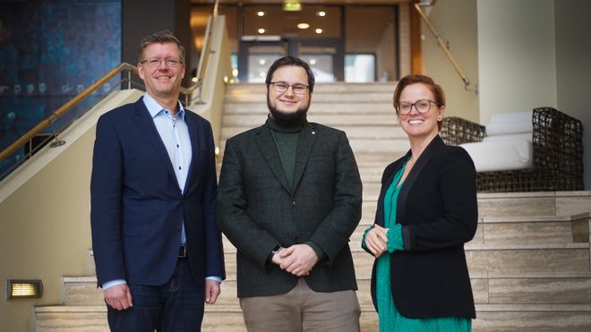 Fornøyd med storavtale: Bildet viser fra v. Kjetil Johnsen, senior account manager i VMware, Jonas Ghanizadeh i Sykehusinnkjøp og norgessjefen i VMware, Angeliqua Ramming-Gaden.