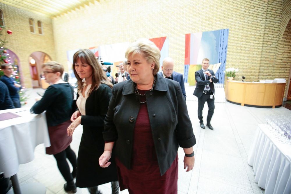 Statsminister Erna Solberg. Her sammen med tidligere kommunikasjonssjef Trude Måseide