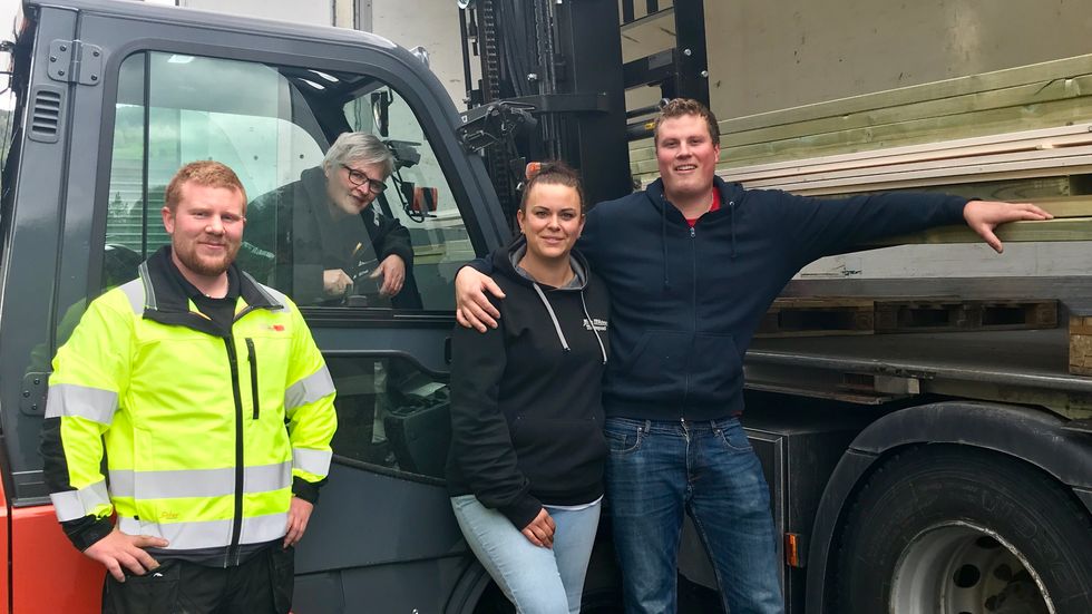 STORHANDEL: Beathe Gurvin Sviggum og Bjarte Øvretun (til høgre) fekk hjelp av selgarane Geir Lund og Jorunn Frivik til å få alt byggjematerialet på plass.