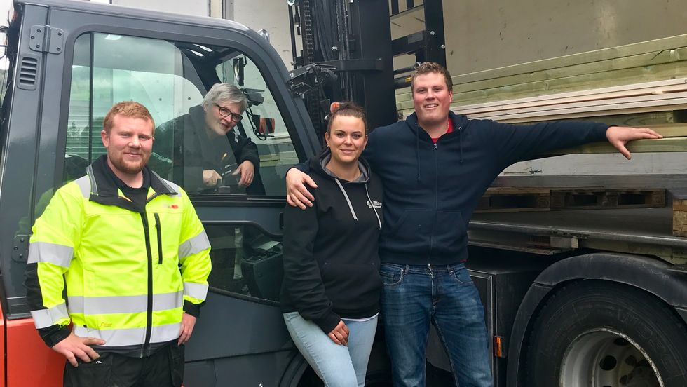 STORHANDEL: Beathe Gurvin Sviggum og Bjarte Øvretun (til høgre) fekk hjelp av selgarane Geir Lund og Jorunn Frivik til å få alt byggjematerialet på plass.