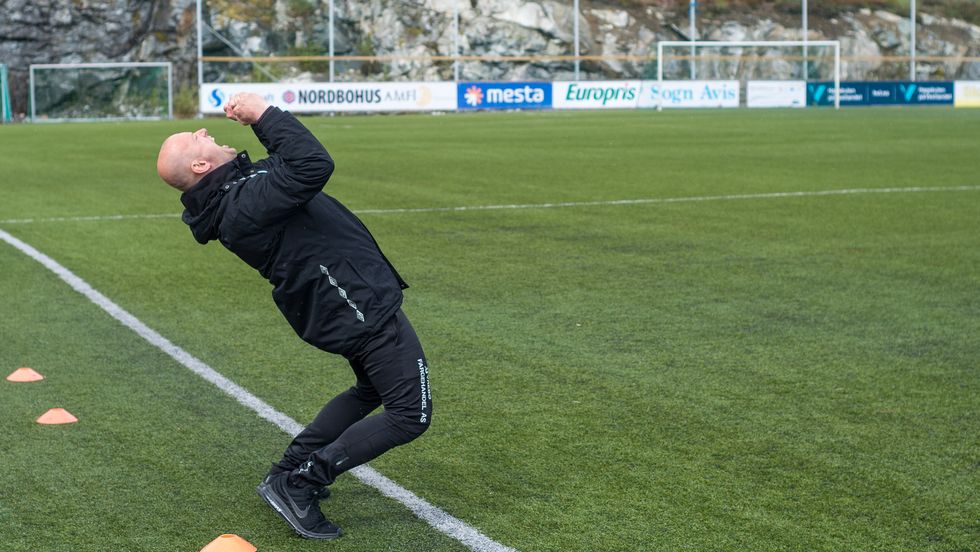 JUBEL: Trenar Øystein Lindesteg Rinde slapp alle hemningar då dommaren bles av for full tid.