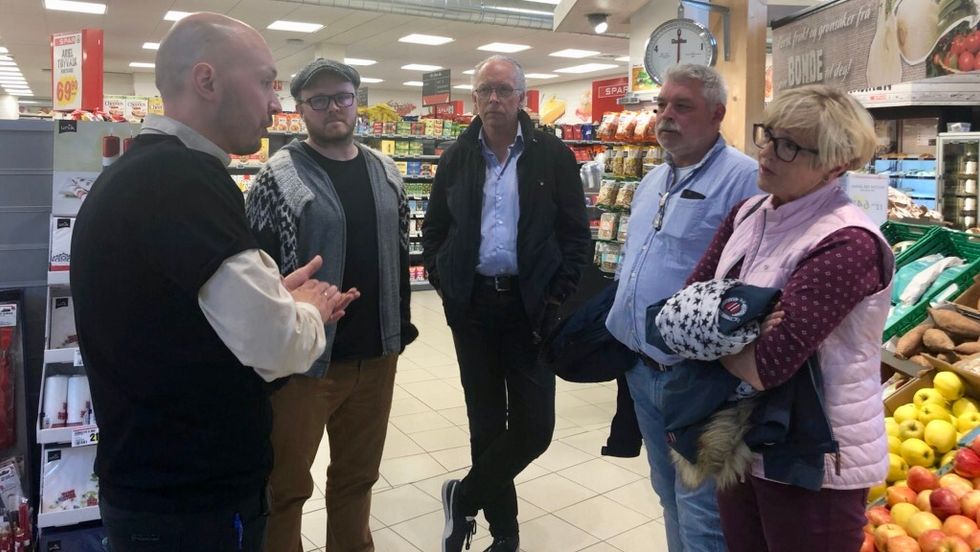 ALVORSPRAT: Kjøpmann Per Irgens Skjerdal snakkar med ordførarkandidatane Gøran Johansen (MDG), Terje Horvei (V), Per Are Flåm (Ap), og Liv Signe Navarsete (Sp).
